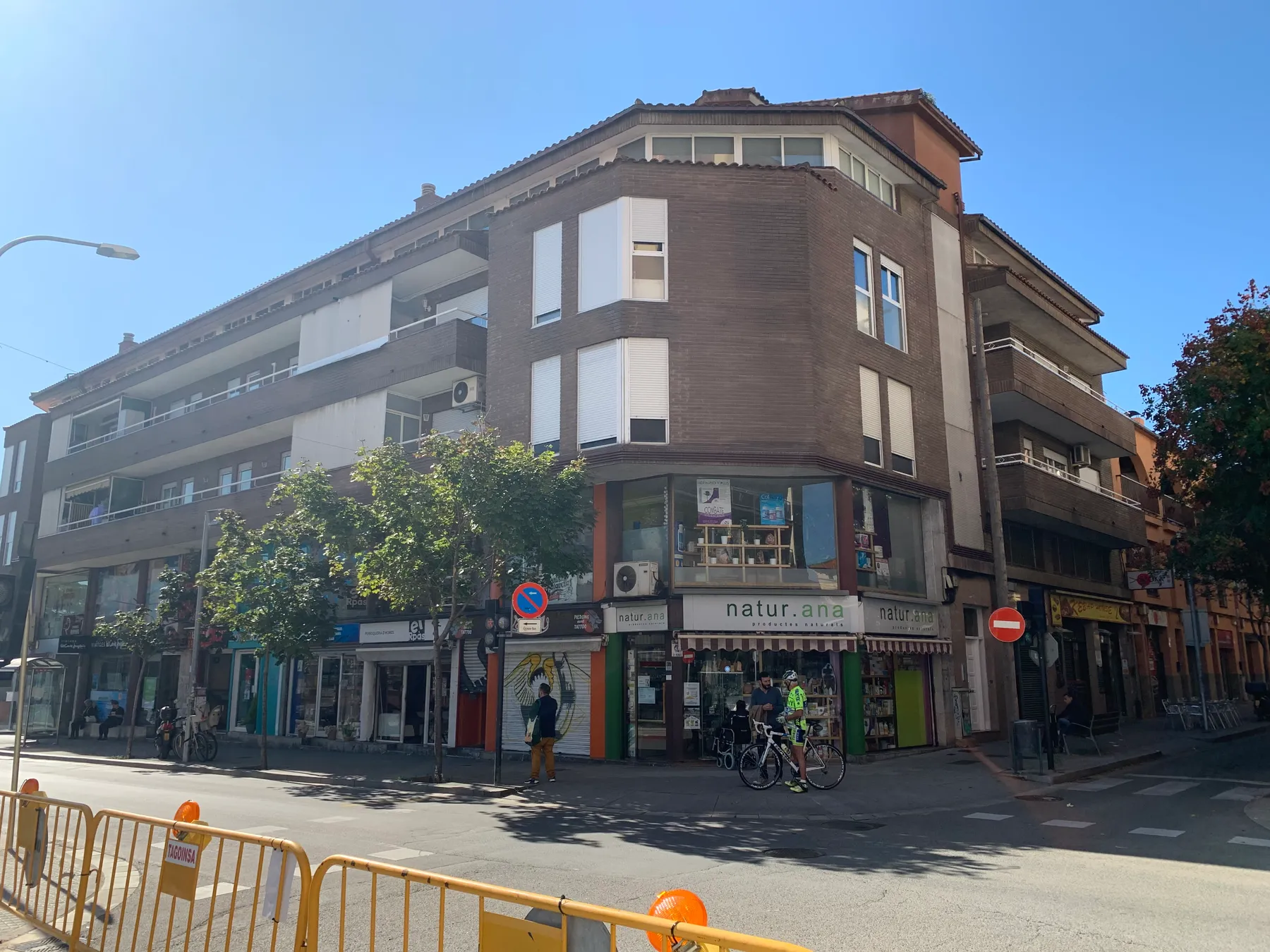 El edificio de la calle Altimira en esquina, con locales comerciales en planta baja