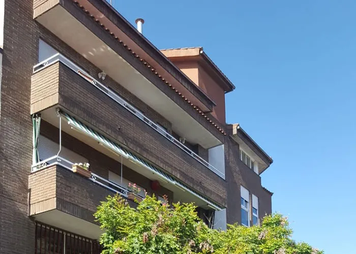 Edificio de pisos de la calle Altimira, en Cerdanyola del Vallès