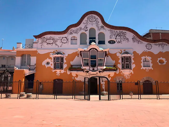 Can Negre, edificio modernista de fachada ondulada de Josep Maria Jujol, en Sant Joan Despí